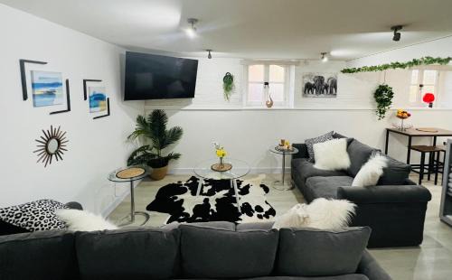 Burton on Trent Apartment | Safari Lodge - Close to Shopping Centre and Restaurants, Free Parking, Stylish and Amazing Artwork