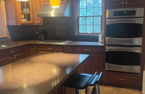 North Side House | Safe and easy walk to NYC Trains