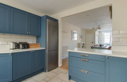 Weymouth Cottage | SAFE HARBOUR, pet friendly, with a garden in Brewers Quay Harbour