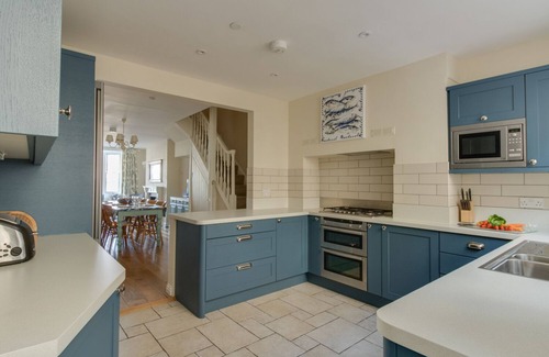 Weymouth Cottage | SAFE HARBOUR, pet friendly, with a garden in Brewers Quay Harbour