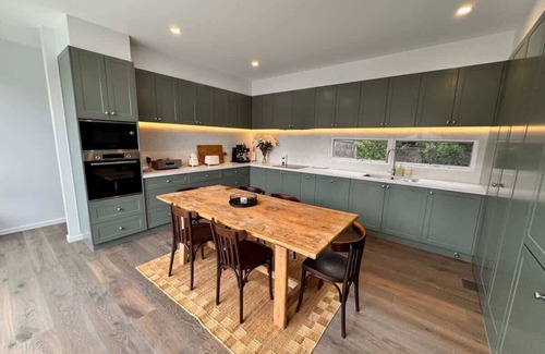 Sorrento House | Safe Haven- walk to beach & shops, full renovation