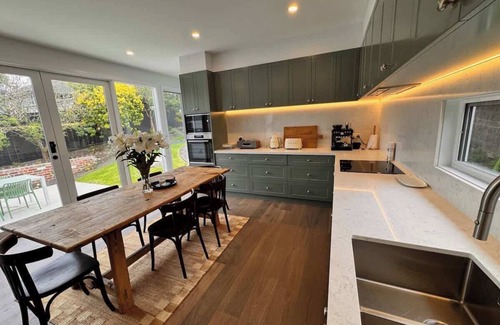 Sorrento House | Safe Haven- walk to beach & shops, full renovation