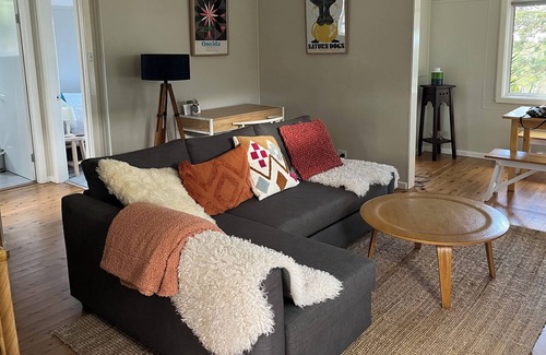 Bundanoon Cottage | Sage Cottage - lovely mid-century stay with views to National Park (New owners)