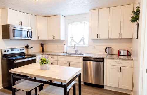 Knoxville Apartment | Sage Green Getaway - 2BR 1BA in South Knoxville