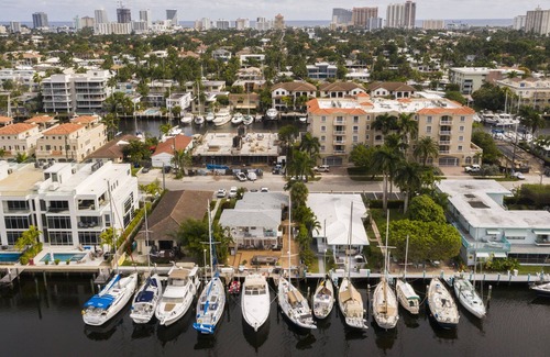 Hendricks and Venice Isles House | Sail Away III-Family Getaway | Beach | BBQ | Waterfront