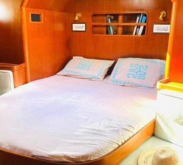 Municipality of Hoorn Boat Rental | Sailaway with Lyra B&B this winter to the Dutch islands or stayonly with friends have more fun in Medemblik or