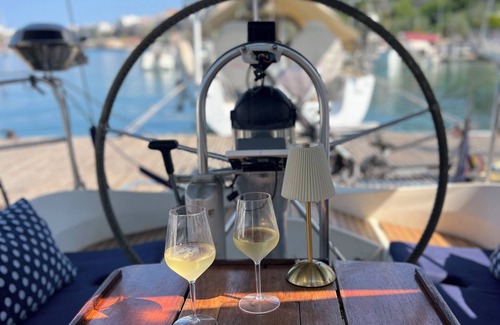 Mahon Boat Rental | Sailboat moored in the exclusive port of Mahon, ideal for couples and friends.