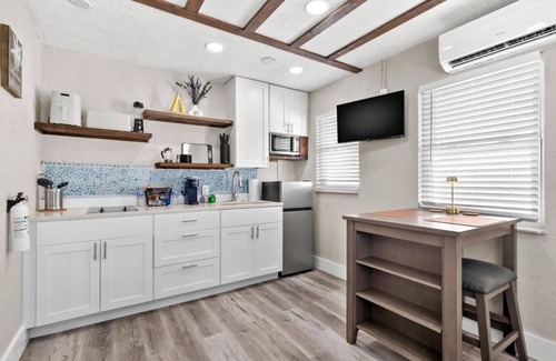 St. Pete Beach Apartment | Sala 3 - St Pete Beach Gem!