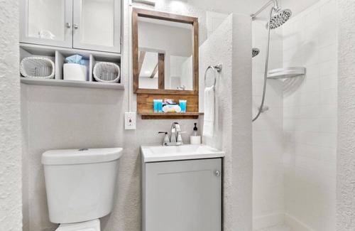 St. Pete Beach Apartment | Sala 3 - St Pete Beach Gem!