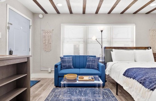 St. Pete Beach Apartment | Sala 3 - St Pete Beach Gem!