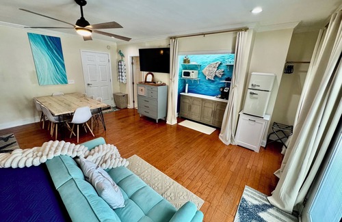 Murraysville House | Sale! Coastal King Suite near concerts, downtown, beach, & UNCW. Pets welcome!