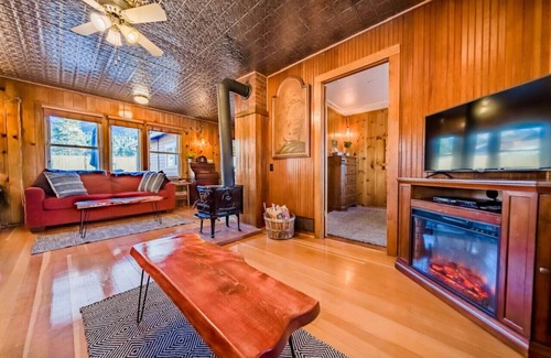 Estes Park Cabin | SALE! Hot Tub * King Bed * EV Charger * Wood Stove