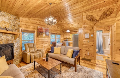 Blue Ridge Cabin | ❤ SALE ❤ Private Couples Nature Retreat, Fire Pit, Hot Tub, Screened Porch Swing