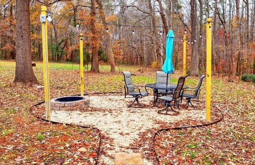 Boger City House | Salem Road Ranch | 3 BR w/Outdor Firepit and Backyard