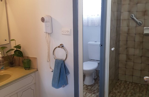 Kingscote Apartment | Sally's Kingscote Retreat 3- Beach Haven- 3 single beds/ fr $79/nite for '23 now