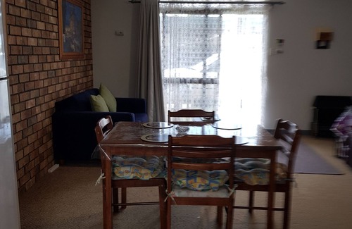 Kingscote Apartment | Sally's Kingscote Retreat 3- Beach Haven- 3 single beds/ fr $79/nite for '23 now