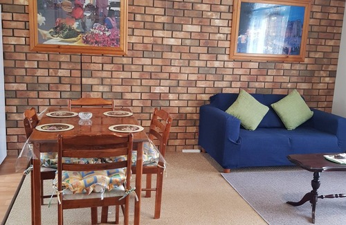 Kingscote Apartment | Sally's Kingscote Retreat 3- Beach Haven- 3 single beds/ fr $79/nite for '23 now