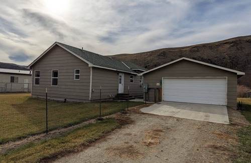 Salmon House | Salmon Riverfront HomenClose to Salmon and Challis. Fishing from back yard.