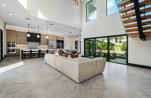 Juno Beach House | SALT HAUSBrandNew! 6BR/6BA Contemporary Retreat, Heated Pool/Spa. Walk to Beach!