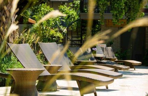 Houston Apartment | Saltwater Pool 2BR Near Galleria Walkable, Stylish & Central Marquee Uptown