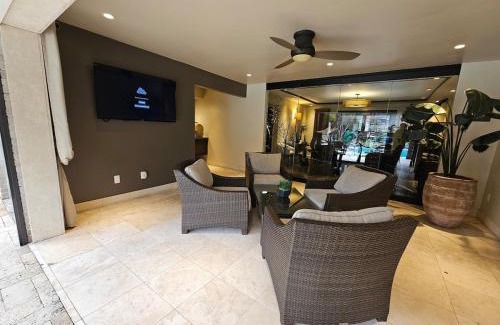 Houston Apartment | Saltwater Pool 2BR Near Galleria Walkable, Stylish & Central Marquee Uptown