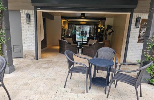 Houston Apartment | Saltwater Pool 2BR Near Galleria Walkable, Stylish & Central Marquee Uptown