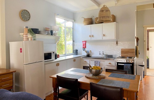 Goon Nure House | Salty's Shack, Loch Sport - 4 doors from beautiful Lake Victoria beach!