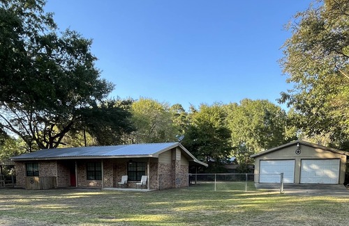 Zavalla House | Sam Rayburn Lake Access Home and Guest House