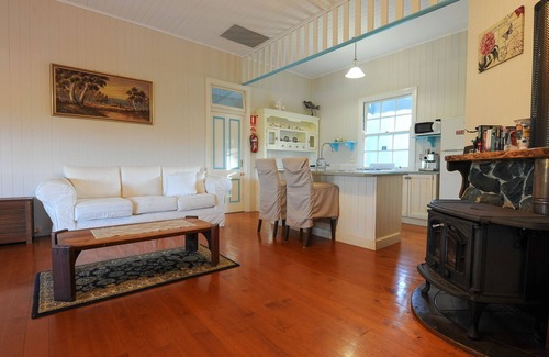 Mount Samson House | Samford Lakes - Honeymoon Bay