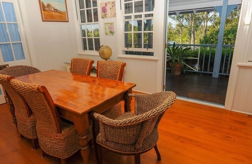 Mount Samson House | Samford Lakes - Honeymoon Bay