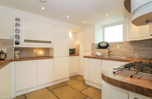 Brixham Cottage | SAMPHIRE COTTAGE, pet friendly, country holiday cottage in Brixham