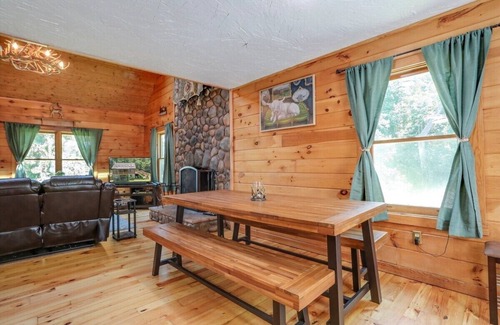 Front Royal Cabin | Sampson's Lodge: Rustic w/Mountain Views & Hot Tub