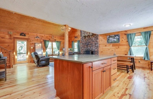 Front Royal Cabin | Sampson's Lodge: Rustic w/Mountain Views & Hot Tub