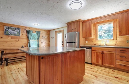Front Royal Cabin | Sampson's Lodge: Rustic w/Mountain Views & Hot Tub