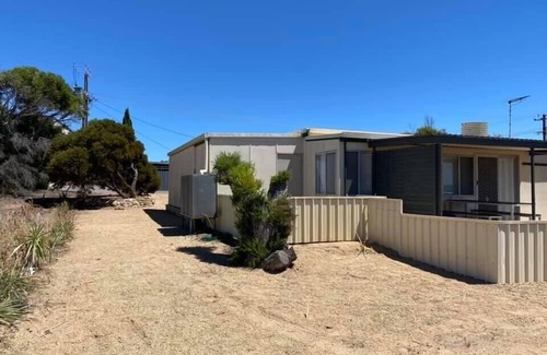 Muloowurtie House | Samuels Shack in Rogue’s Point. With sea views, dog friendly & free Wifi
