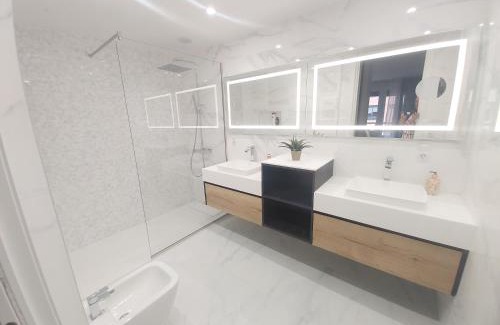 Logrono City Centre Apartment | San Antón Piso de lujo centro con Aire ac by Apartamentos Logrono