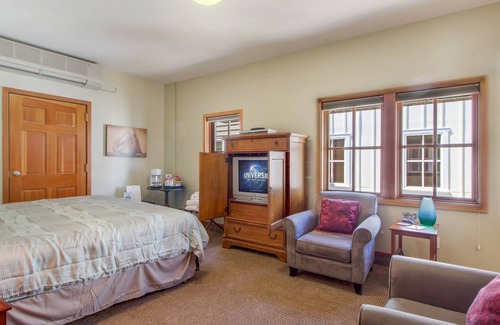Friday Harbor Condo | San Juan Suites- Channel Room! Downtown!