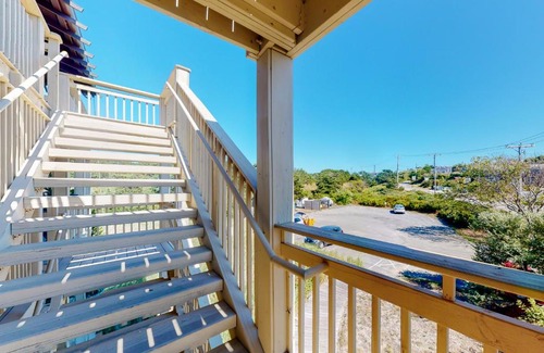 North Truro Hotel | Sand & Beach Within Reach