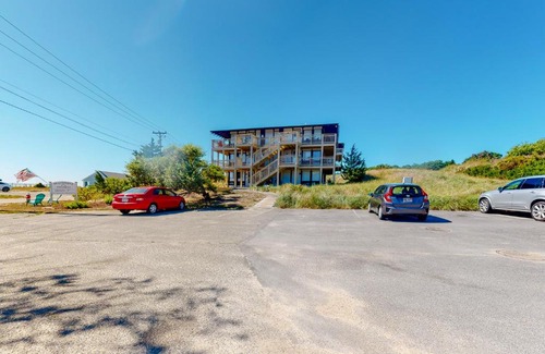 North Truro Hotel | Sand & Beach Within Reach