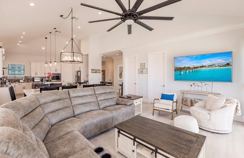 Fort Myers Beach Apartment | Sand Dollar View - Beachfront Luxury Living