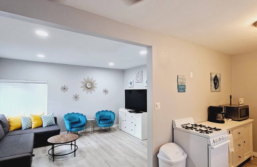Pacific Beach House | Sand Dollar Villa, Close to Beaches, Bay & SeaWorld A/C, Parking Incl.