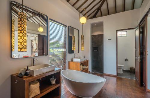 Sei Pinang Villa | Sandara - Tropical Luxe 4BR Villa, 4 Minutes to Beach!