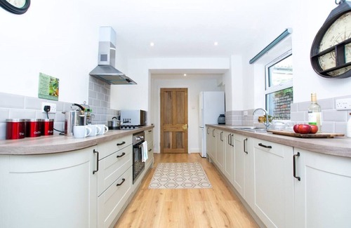 Bristol House | Sandbed House - Sleeps 4 - 6