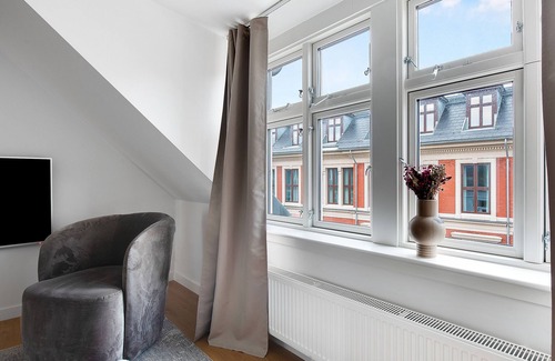 Copenhagen City Centre Apartment | Sanders Leaves - Precious 2-bdr Apt With City View