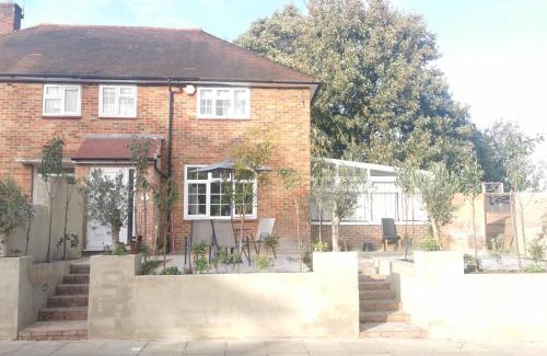 Cray Valley West Hotel | Sanderson Studio Apartments in Bromley, Greater London