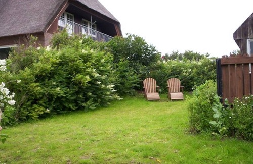 Galmsbull Apartment | Sandpiper - thatched house, garden, sauna, close to the beach