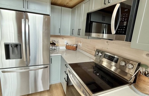 Raymond Cottage | SANDY BEACH ON THOMAS POND