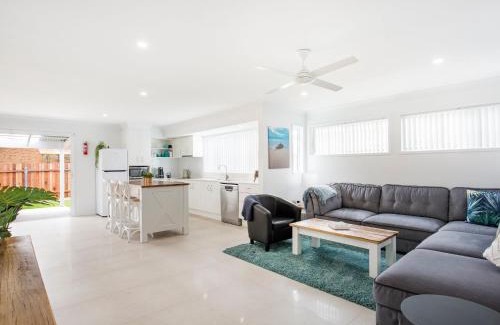 Currarong House | Sandy Feet Retreat I Pet Friendly I 1 Min Walk to Beach