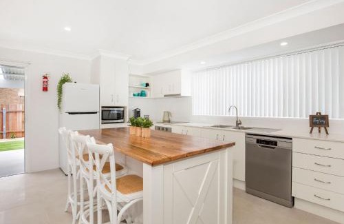 Currarong House | Sandy Feet Retreat I Pet Friendly I 1 Min Walk to Beach