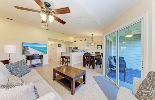 Holmes Beach Condo | Sandy Pointe 202 - 2BR Island Condo - by Island Real Estate